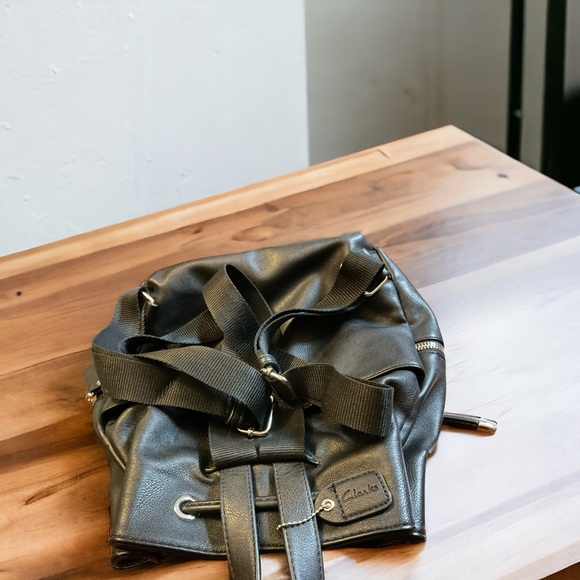 Clarks Silver Hardware Vegan Leather MultiPocket Adjustable Strap Backpack Bag! - Picture 5 of 11